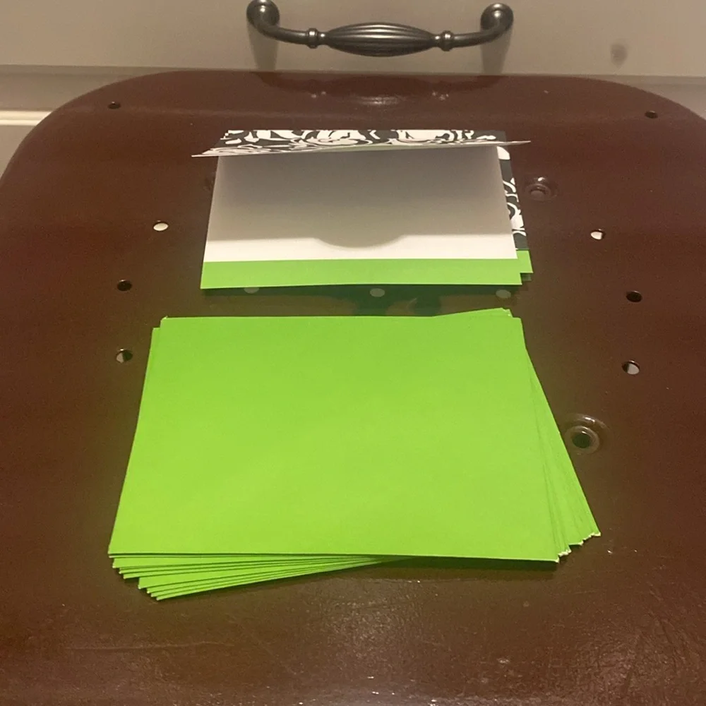 Stationery set. Unopened 80 sheet list pad, Notecards (10), Envelopes (11) - Picture 3 of 7